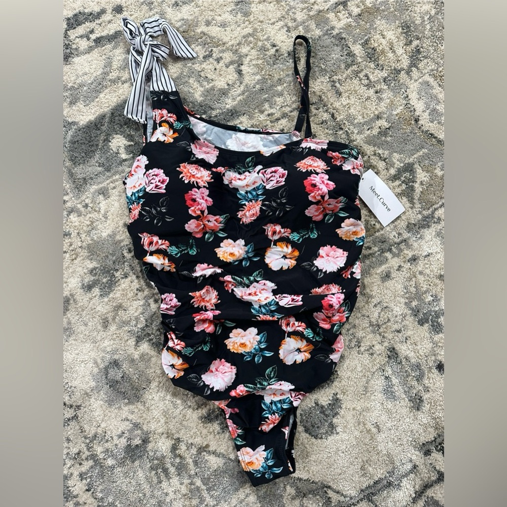 NWT* Women’s 3XL one piece swimmy!